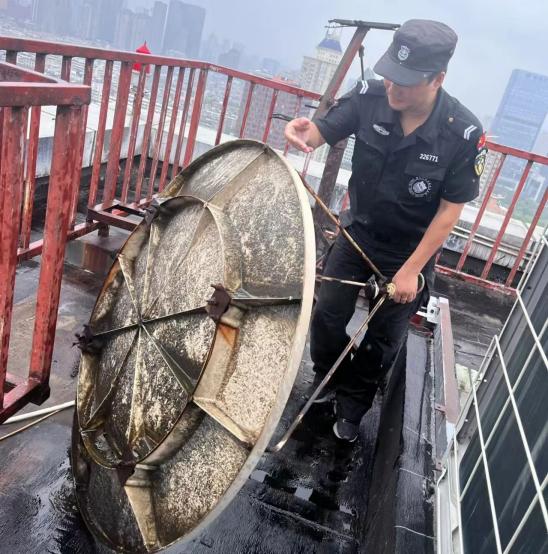 C:/Users/BA/Desktop/風雨過后南京保安迅速行動，恢復安“寧”面貌/11.jpg11