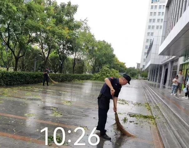 C:/Users/BA/Desktop/風雨過后南京保安迅速行動，恢復安“寧”面貌/5.jpg5