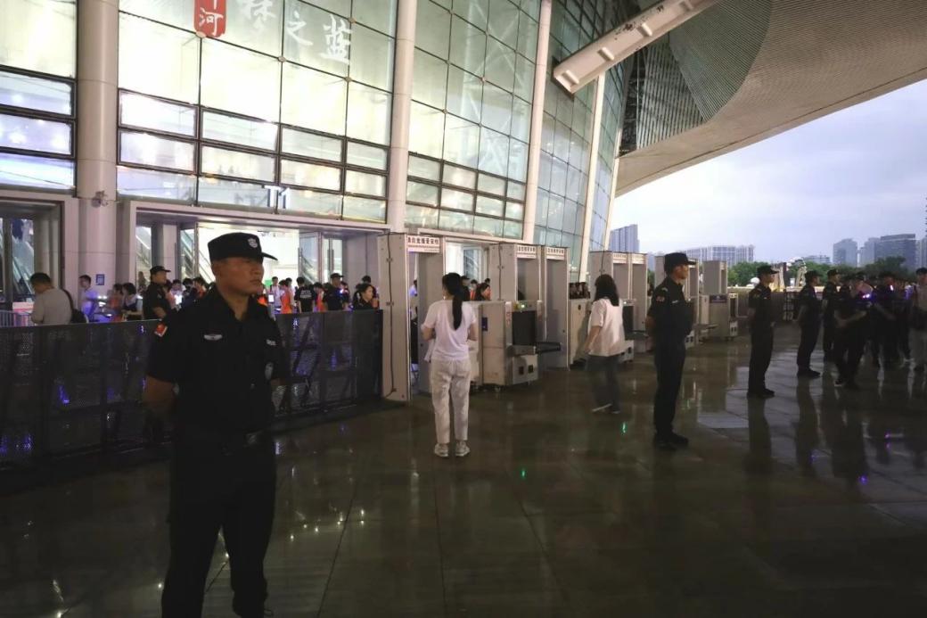 C:/Users/Administrator/Desktop/“安保鐵軍、硬核保障”2024系列報(bào)道四十二——南京市保安服務(wù)有限公司成功護(hù)航張碧晨「今兒個(gè)開心」十周年巡回演唱會(huì)南京站安保任務(wù)/3.jpg3