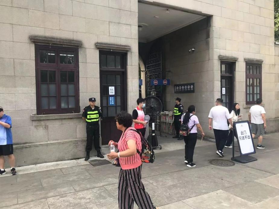 C:/Users/Administrator/Desktop/臺(tái)風(fēng)“貝碧嘉”來襲，南京保安積極應(yīng)對(duì)，“守”護(hù)萬家團(tuán)圓！/8.jpg8