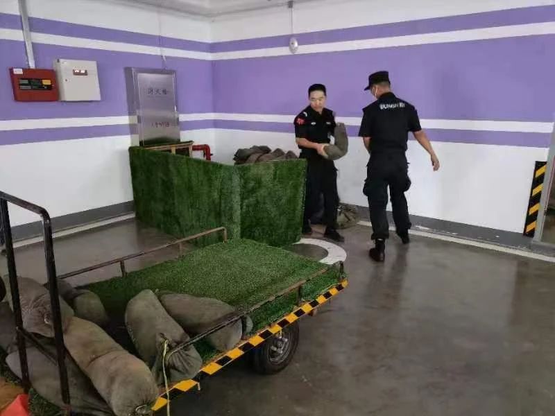 C:/Users/Administrator/Desktop/臺(tái)風(fēng)“貝碧嘉”來襲，南京保安積極應(yīng)對(duì)，“守”護(hù)萬家團(tuán)圓！/5.jpg5